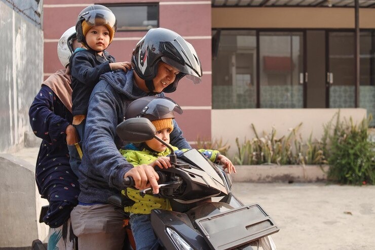 bayi naik motor, bahaya motor untuk bayi, tips aman bawa bayi, transportasi bayi, keselamatan bayi saat bepergian, usia aman bayi bepergian, motor dan bayi newborn, ibu muda dan MPASI, keselamatan bayi motor, edukasi keselamatan bayi
